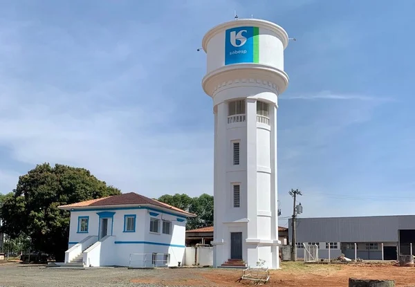 Fotografia colorida mostra estação da Sabesp com caixa d'água acima de uma torre e com o logo da empresa; privatização da Sabesp é analisada na Alesp - Metrópoles