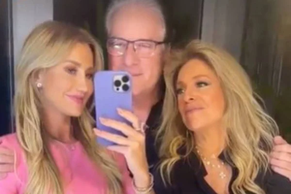 Roberto Justus posa com ex e atual esposa: “Tudo junto e misturado”