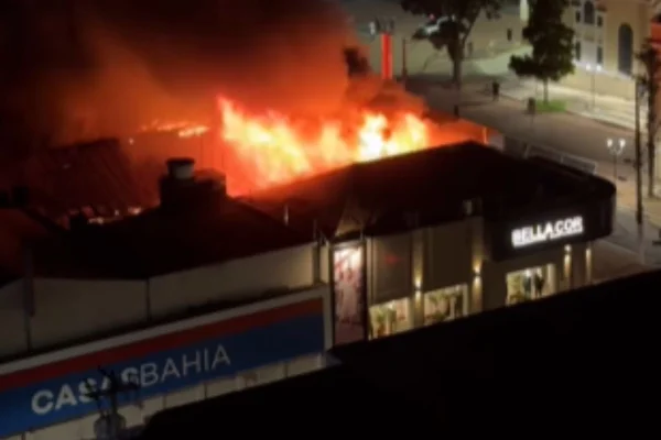 Incêndio de grandes proporções atinge unidade das Casas Bahia em Santa Bárbara d'Oeste, interior de São Paulo.