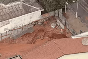 Tubulação se rompe e ruas da Freguesia do Ó, na zona norte de São Paulo, ficam inundadas de água e lama