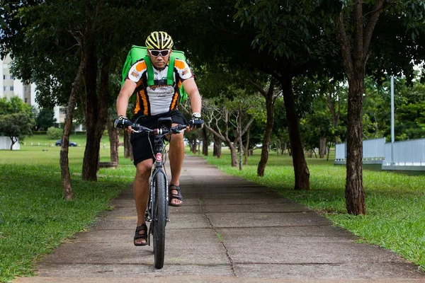 Entregador de bicicleta, delivery