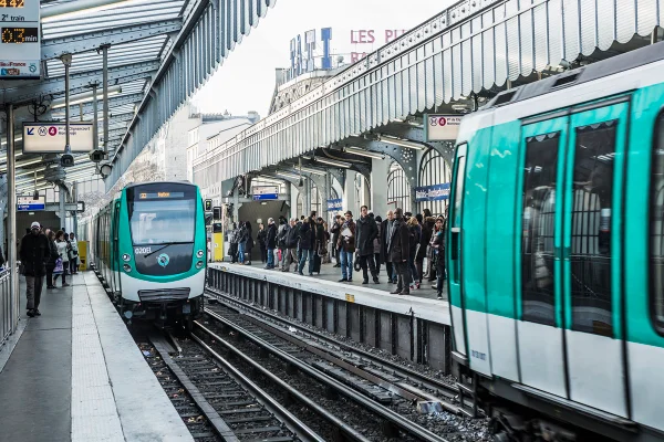 Estação de metrô localizada em Paris