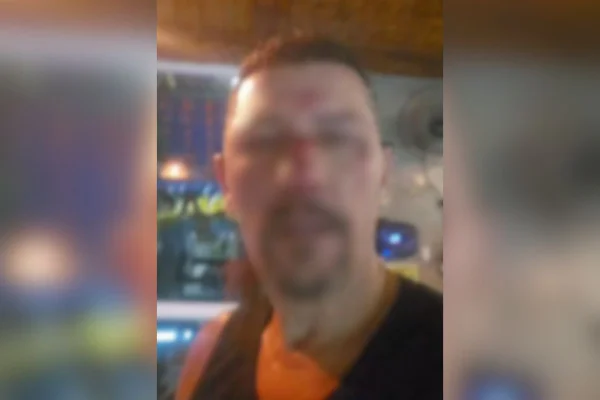 O funcionário do quiosque foi afastado após a briga e uma investigação interna foi aberta. O caso aconteceu na Praia Grande, litoral de SP - Metrópoles
