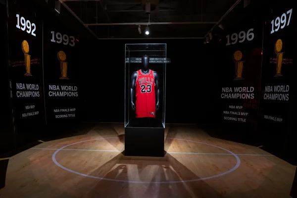 Camisa histórica de Michael Jordan é vendida por mais de U$ 10 milhões