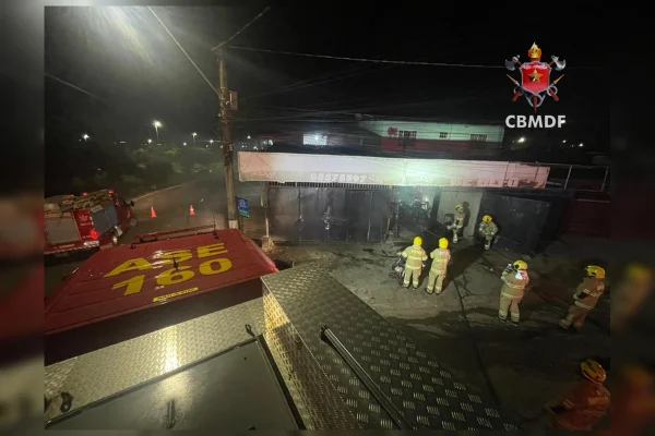 Oficina mecânica pega fogo no DF e mobiliza 9 viaturas dos bombeiros