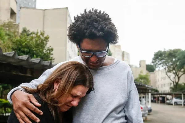 Imagem mostra mulher e homem abraçados - Metrópoles