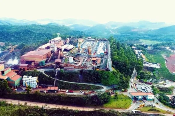 Construção de mina, prédios, ruas e árvores - Metrópoles