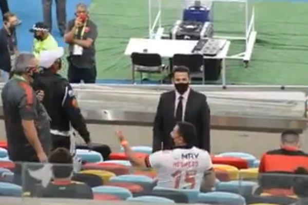 Deputado leva bronca de árbitro em jogo do Flamengo