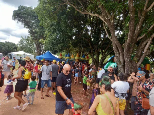 Imagem colorida de pessoas curtindo o carnaval- Metrópoles