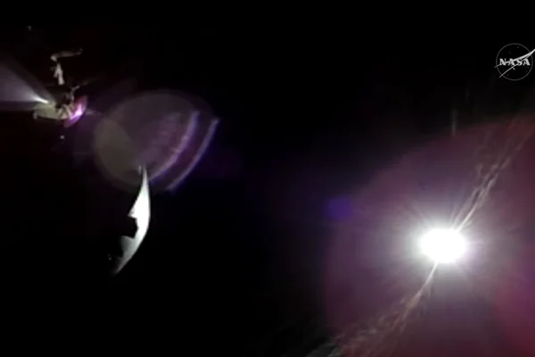 Imagem colorida mostra eclipse visto da missão Artemis II - Metrópoles