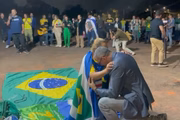 Apoiadores de Bolsonaro fazem vigília em frente ao condomínio onde o ex-presidente mora em Brasília Apoiadores de Bolsonaro fazem vigília em frente ao condomínio onde o ex-presidente mora em Brasília