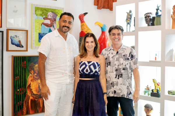 Lara Calaça apresenta acervo de Fernando Bueno para um grupo seleto