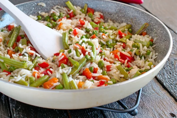 Arroz cozido com vegetais em uma panela - Metrópoles