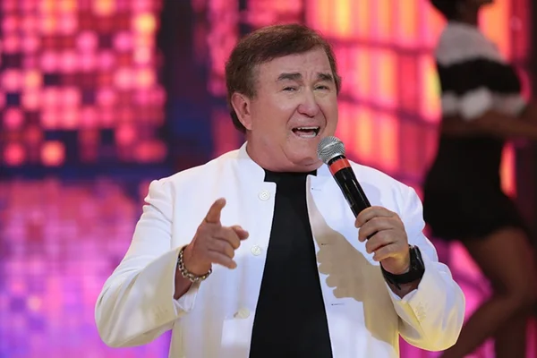 Vídeo: com Hino Nacional, Amado Batista convoca povo para ato contra STF