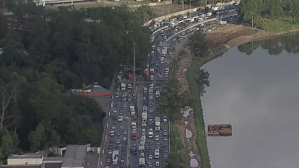 Imagem colorida mostra marginal pinheiros em SP. Metrópoles