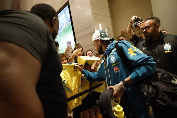 Neymar distribuindo autógrafos pra torcida