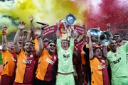 Galatasaray comemorou o terceiro título consecutivo Galatasaray comemorou o terceiro título consecutivo