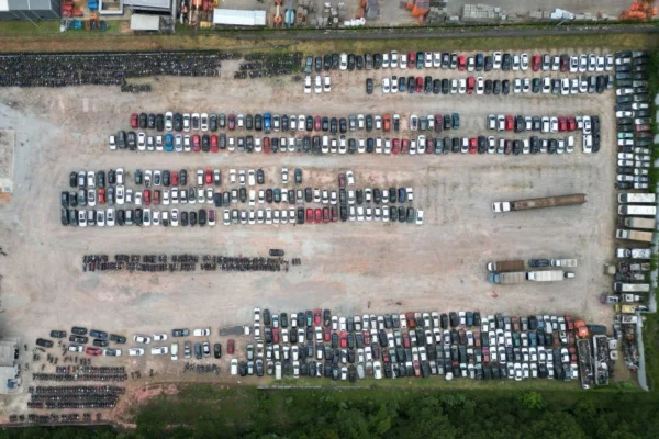 Imagem colorida mostra pátio do Detran-SP com carros que podem ser alvo de leilões - Metrópoles