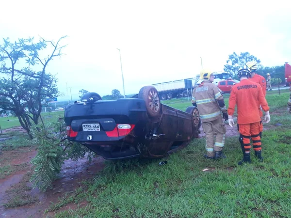 Agente da Polícia Federal capota carro descaracterizado no DF