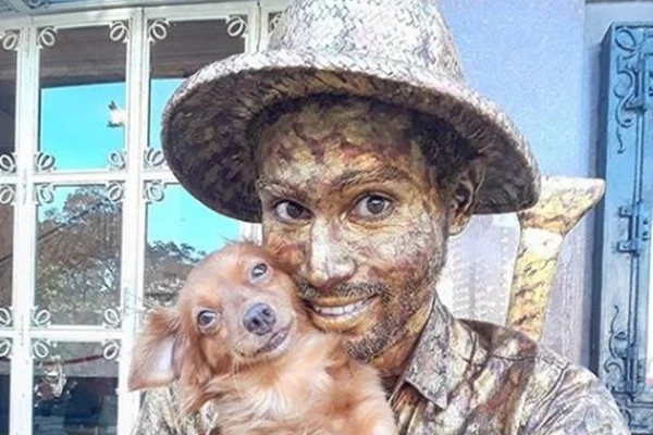 Cachorrinha faz estátua viva com tutor e é sucesso em Fortaleza