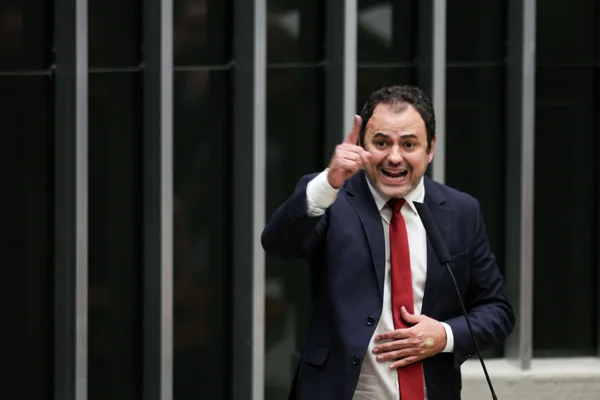 Deputado federal Glauber Braga (PSOL-RJ) defende seu mandato em discurso na tribuna do plenário da Câmara dos Deputados Metrópoles Metrópoles