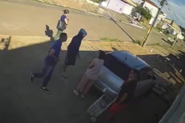 Vídeo: armados, bandidos rendem casal e roubam carro da família no DF
