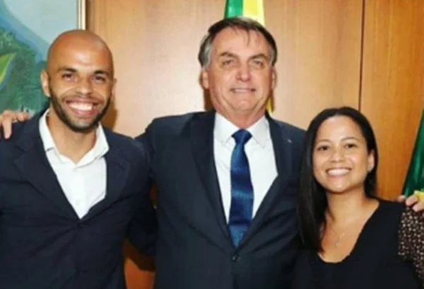 Casal do DF visita Bolsonaro: “Sentei na mesa presidencial”