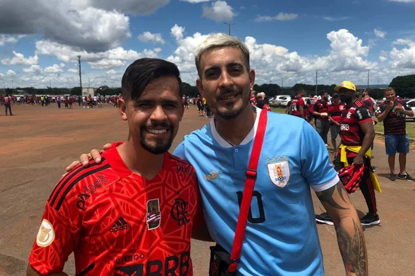 Supercopa: sósias de Arrascaeta e Michael animam a torcida flamenguista