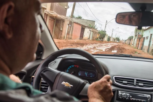Lama, buracos e roubos: veja onde ônibus e Uber não entram no DF