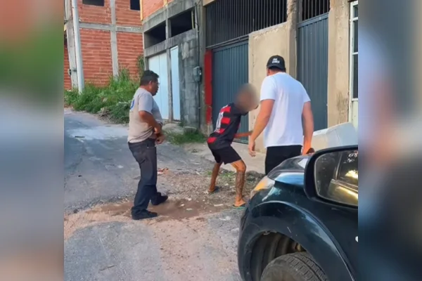 Policiais levam “enquadro” de olheiro da boca
