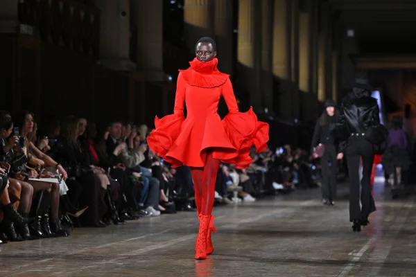 vermelho nos tapetes vermelho moda tendência - metrópoles