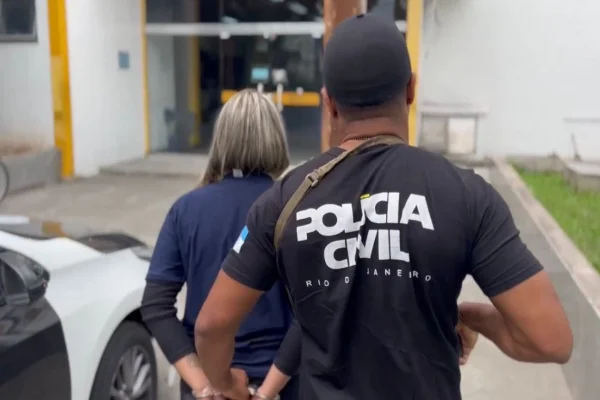 “Barbiezinha de Bangu” é presa por coordenar delivery do tráfico no RJ