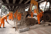 Os críticos dizem que o intuito da prefeitura é retirar os moradores de rua que vivem sob o viaduto