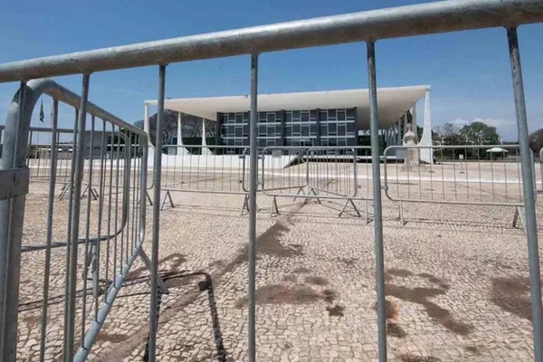 STF na Praça dos Três Poderes com grades - Metrópoles