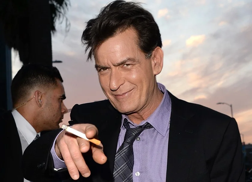 Charlie Sheen já teve o mais alto salário pago da televisão americana — mais de 1 milhão de dólares por episódio no auge de “Two and a Half Men”. Mas os excessos minaram a carreira dele. Depois de xingar publicamente o próprio patrão, o criador do seriado, Chuck Lorre, Sheen foi demitido pela emissora CBS. Antes, o artista já havia causado dor de cabeça para toda a equipe, por causa do abuso de drogas e de seu comportamento agressivo Charlie Sheen já teve o mais alto salário pago da televisão americana — mais de 1 milhão de dólares por episódio no auge de “Two and a Half Men”. Mas os excessos minaram a carreira dele. Depois de xingar publicamente o próprio patrão, o criador do seriado, Chuck Lorre, Sheen foi demitido pela emissora CBS. Antes, o artista já havia causado dor de cabeça para toda a equipe, por causa do abuso de drogas e de seu comportamento agressivo