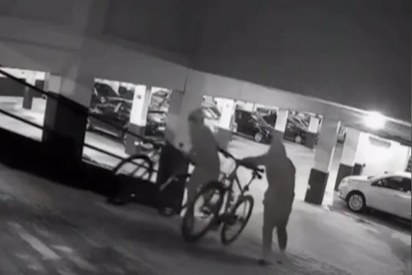 Dupla encapuzada invade garagens do DF para furtar bicicletas. Vídeo