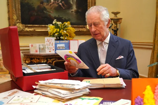 Charles presta comovente homenagem a Elizabeth no Dia das Mães; veja