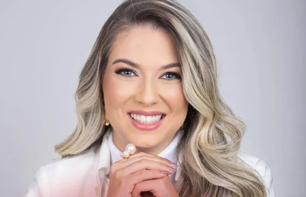 foto colorida de mulher loira - metrópoles