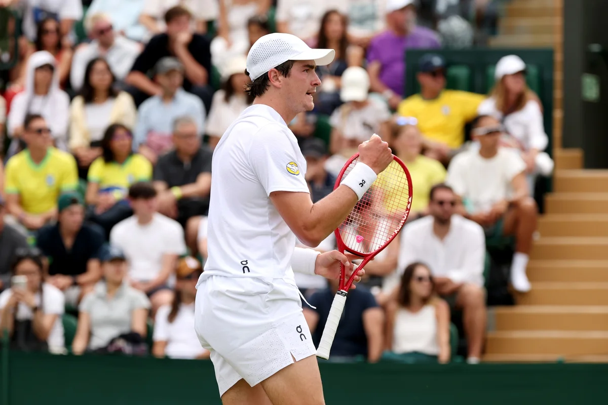 João Fonseca avança em Wimbledon com vitória dominante sobre Jesper de Jong​‌​