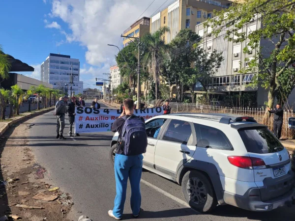 Moradores de Porto Alegre protestam em frente à Rodoviária da cidade