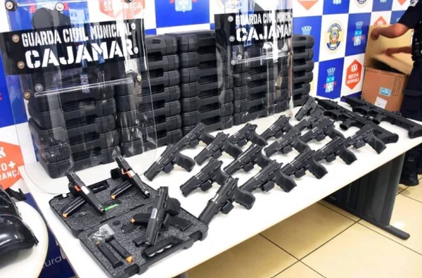 foto colorida de armas adquiridas pela GCM de Cajamar em 2020; em abril de 2024, 26 armas desapareceram de depósito da Guarda - Metrópoles