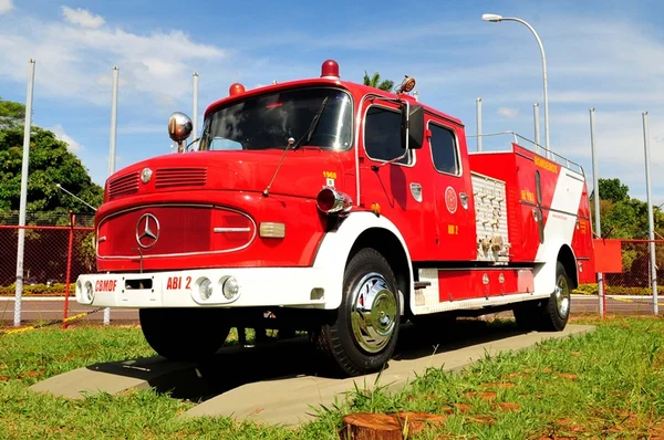 Primeiro caminhão dos bombeiros está em exposição. Carro transportou a seleção tricampeã em 1970
