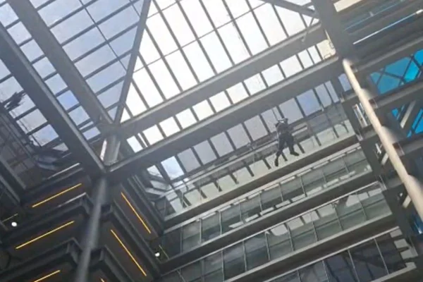 Imagem colorida mostra trabalhador pendurado em prédio na zona sul de São Paulo. Metrópoles
