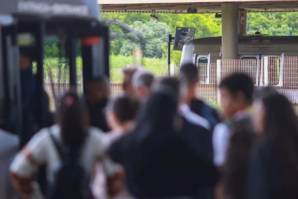 “Metrô estressante”: fechamento de estações surpreende passageiros