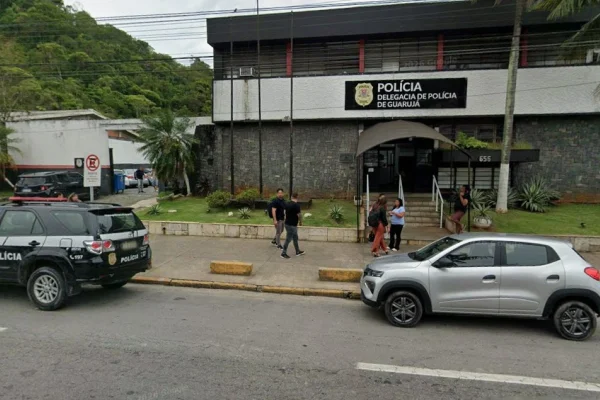 Fachada da Delegacia Sede do Guarujá, em SP - Metrópoles