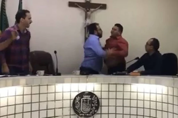 Vídeo: vereadores brigam ao vivo durante sessão legislativa no Ceará