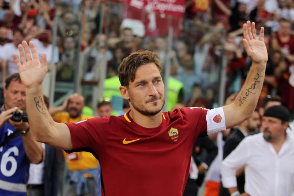 Foto colorida de Totti - Metrópoles