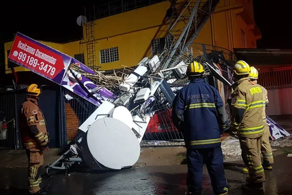 Torre de telefonia de 15 metros cai sobre casa no DF