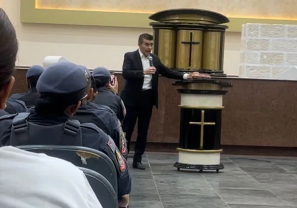 Pastor Roni Negreiros em pregação na Igreja Universal