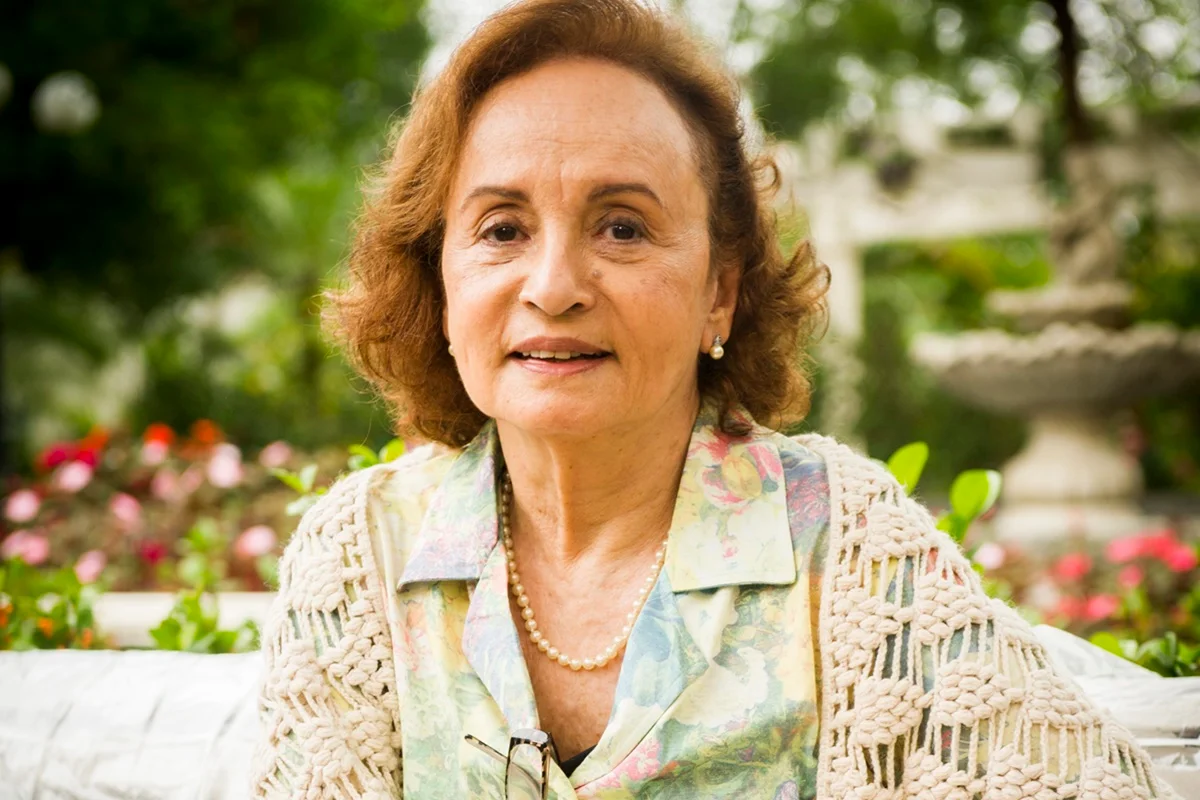 Joana Fomm como Dona Cleo Joana Fomm como Dona Cleo